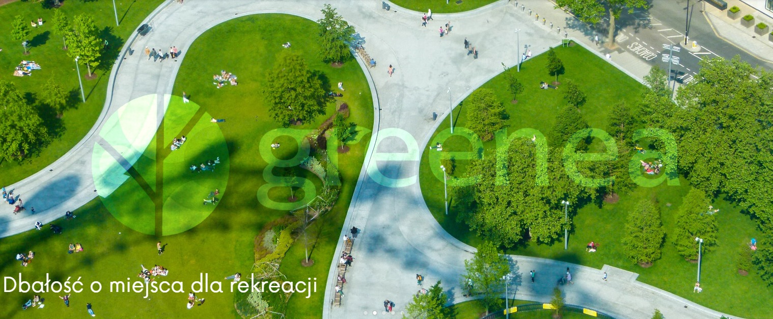 Widok z lotu ptaka na zadbany park miejski z zielonym trawnikiem, drzewami, ścieżkami i odpoczywającymi ludźmi, z nałożonym logo firmy ogrodniczej.