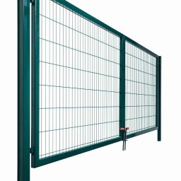 Metfence - Zielona dwuskrzydłowa brama z siatki panelowej z drewnianymi uchwytami i sprężynowym zamkiem, widok z boku na białym tle.