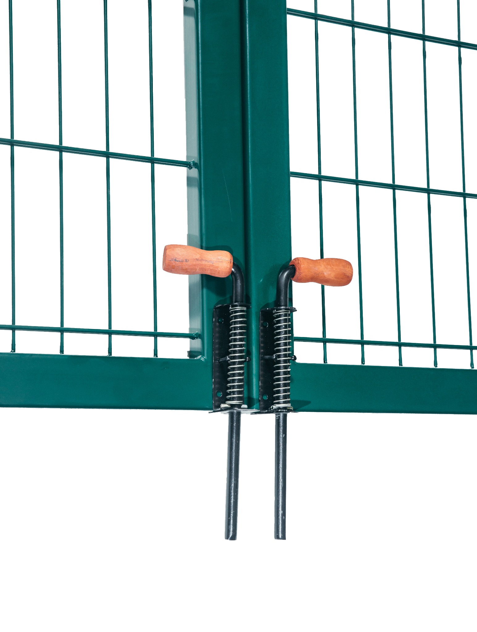 Zielona brama z metalowych paneli ogrodzeniowych z dwoma drewnianymi uchwytami i sprężynowymi zatrzaskami, widok z bliska na mechanizm zamykający.