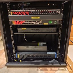 JK INSTAL Jakub Korngold - Szafa rack odpowiedzialna za sieć LAN, CCTV oraz Wi-Fi.