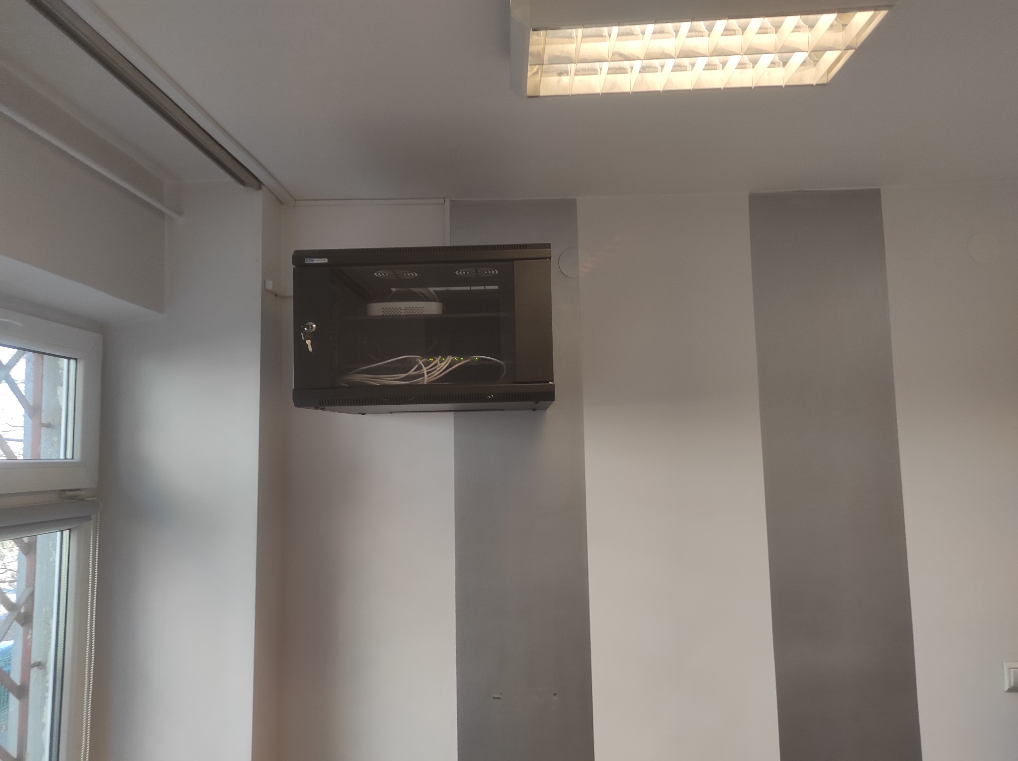 Szafa rack wraz z potrzebnym sprzętem do monitoringu wizyjnego w systemie IP.