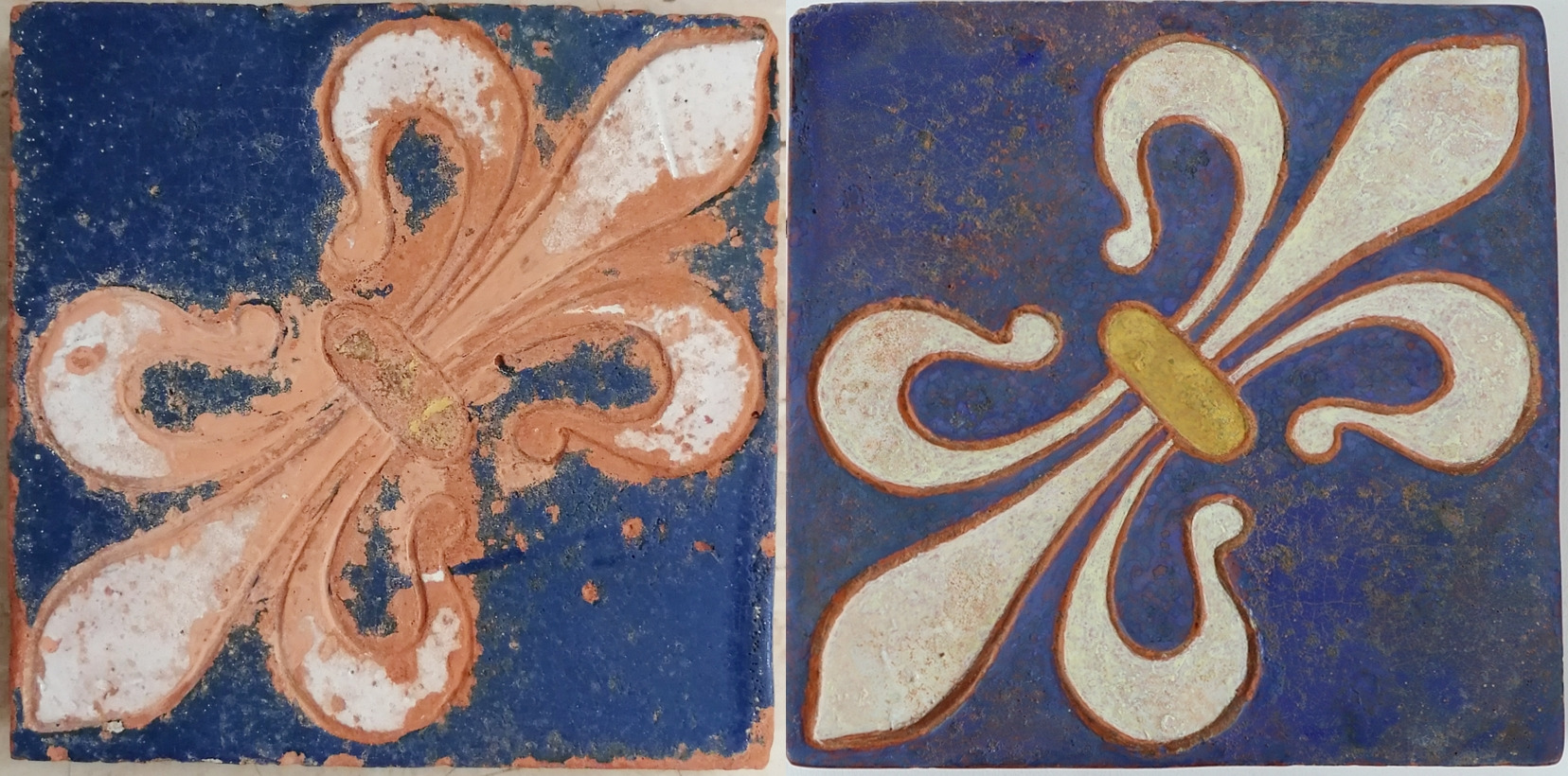 Dwie kwadratowe, dekoracyjne płytki ceramiczne z motywem lilii heraldycznej w kolorach bieli, ochry i niebieskiego, wykazujące ślady zużycia i odrestaurowania.