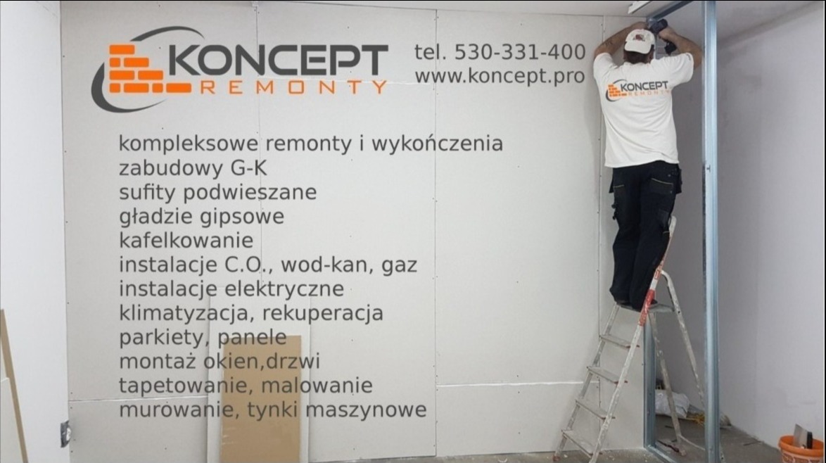 Pracownik na drabinie montuje metalową konstrukcję do suchej zabudowy, widoczna płyta gipsowo-kartonowa z nadrukowanym logo firmy 'Koncept Remonty' i listą oferowanych usług.