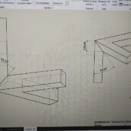 Rzut izometryczny elementu z wymiarami, wykonany w programie do projektowania konstrukcji. Widoczne kąty i długości w milimetrach.