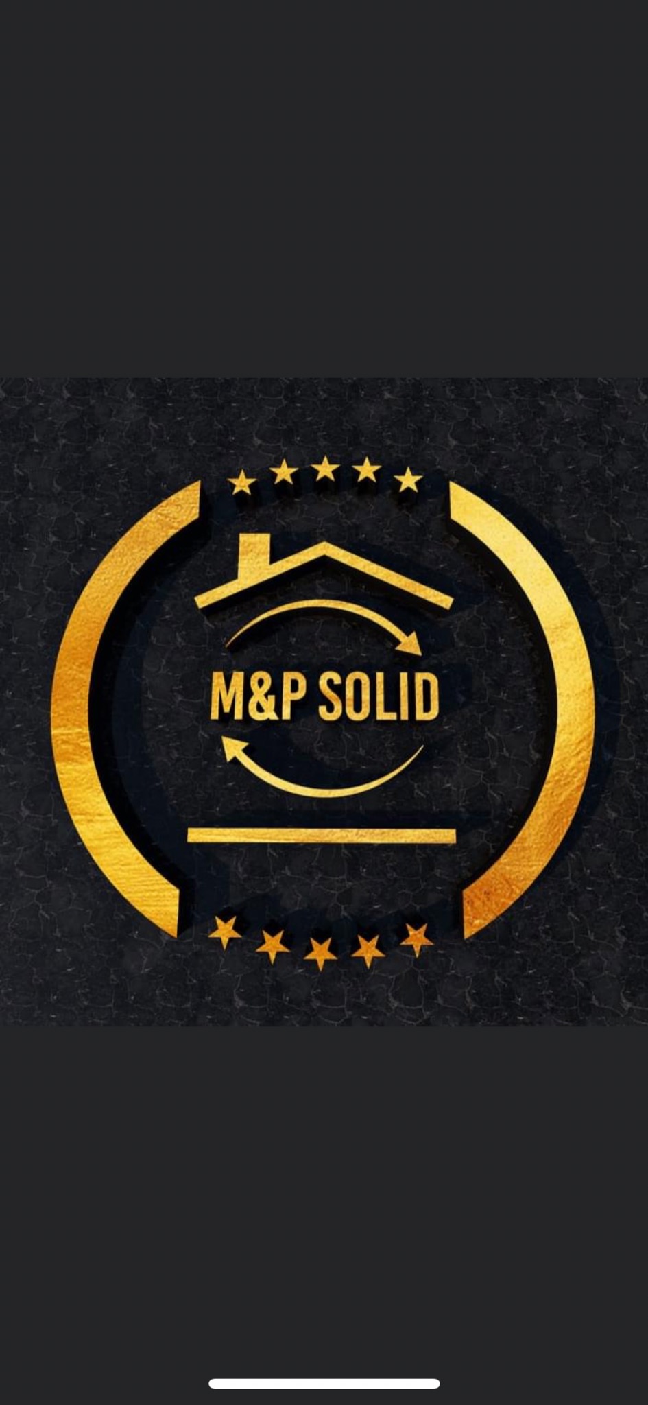 Złote logo firmy M&P Solid z motywem domu i gwiazd na tle czarnego marmuru.