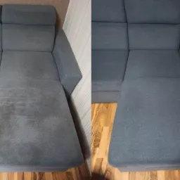 Porównanie stanu sofy przed i po czyszczeniu: wyraźna różnica w odcieniu szarości i usunięciu plam na tapicerce, widoczny fragment drewnianej podłogi.