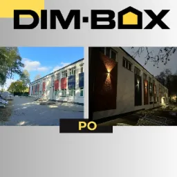 Budynek po renowacji elewacji: porównanie stanu przed i po, z nowym oświetleniem elewacyjnym i uporządkowanym terenem.