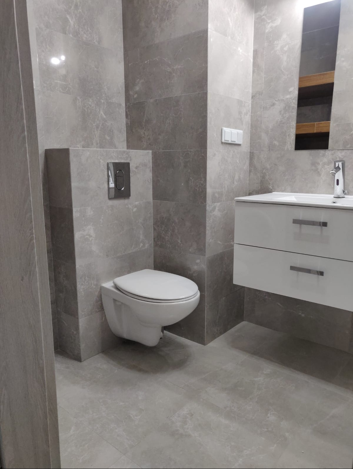 układanie glazury, biały montaż