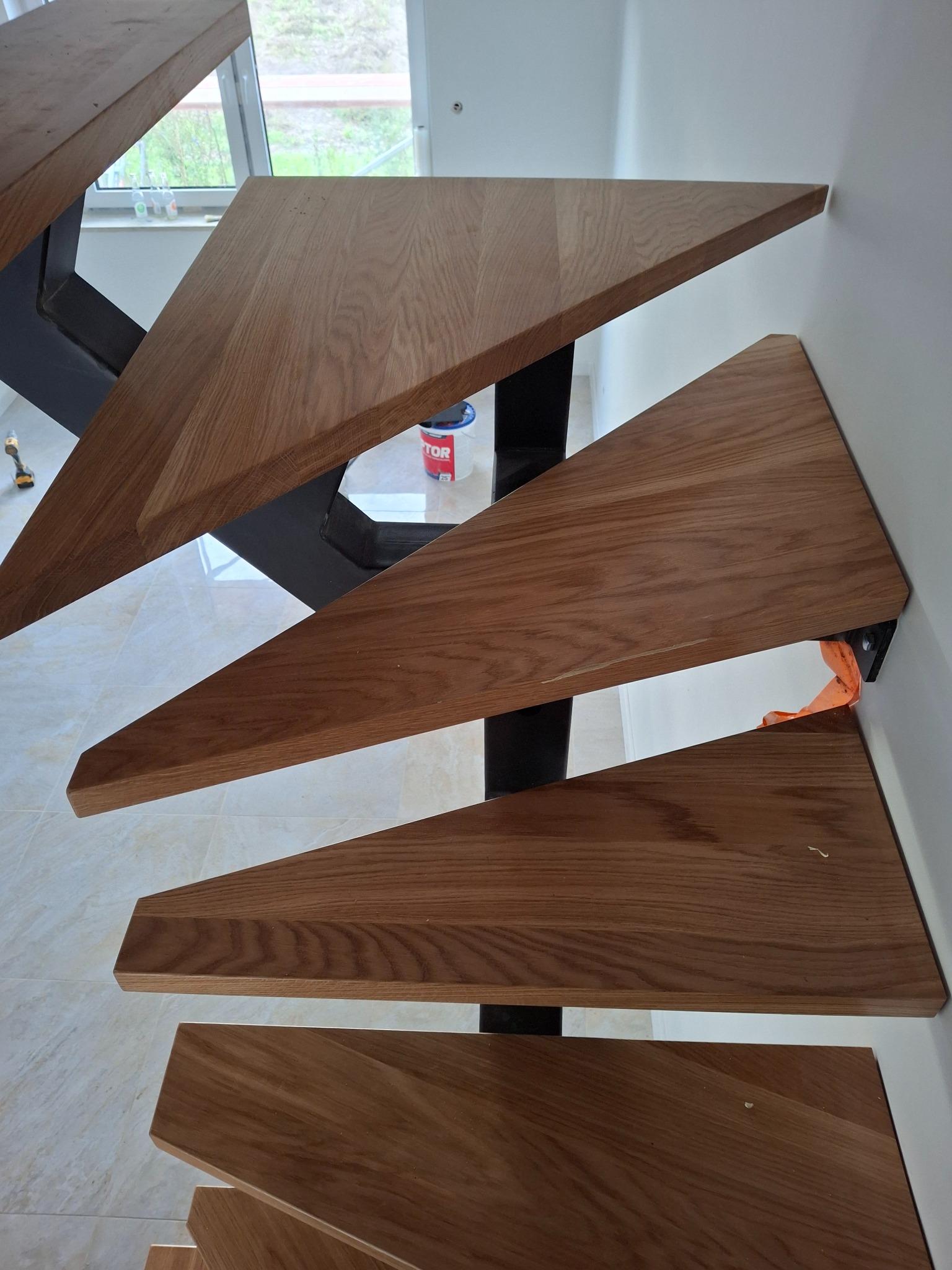 Schody na belce centralnej z dębowymi stopniami.