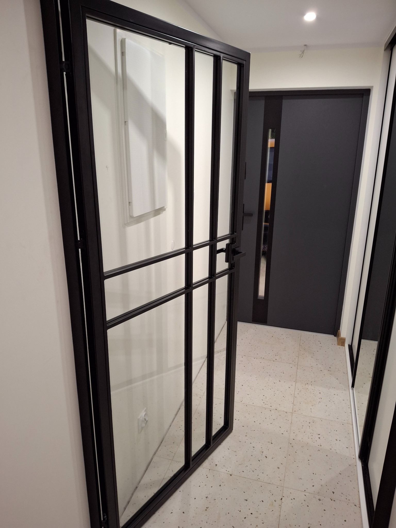 Drzwi loftowe z ukrytymi zawiasami..