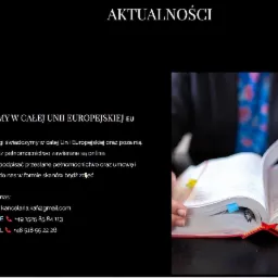 Otwarta książka prawnicza z zakładkami i długopisem, trzymana przez osobę w garniturze, w tle tekst o usługach prawnych w UE.