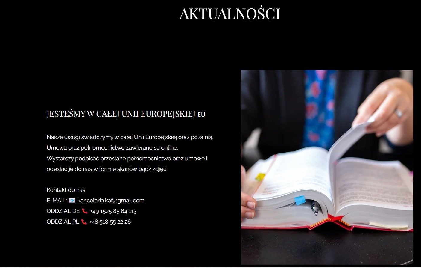 Otwarta książka prawnicza z zakładkami i długopisem, trzymana przez osobę w garniturze, w tle tekst o usługach prawnych w UE.
