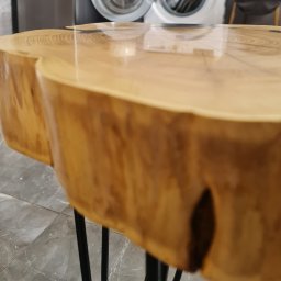 Vendigo Meble Justyna Smaga - Stolik kawowy z blatem z plastra drewna, pokryty żywicą, na metalowych nóżkach typu hairpin, w tle pralka.