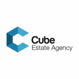 Logo firmy Cube Estate Agency z niebieskim, geometrycznym symbolem przypominającym literę C i nazwą firmy w kolorze czarnym.