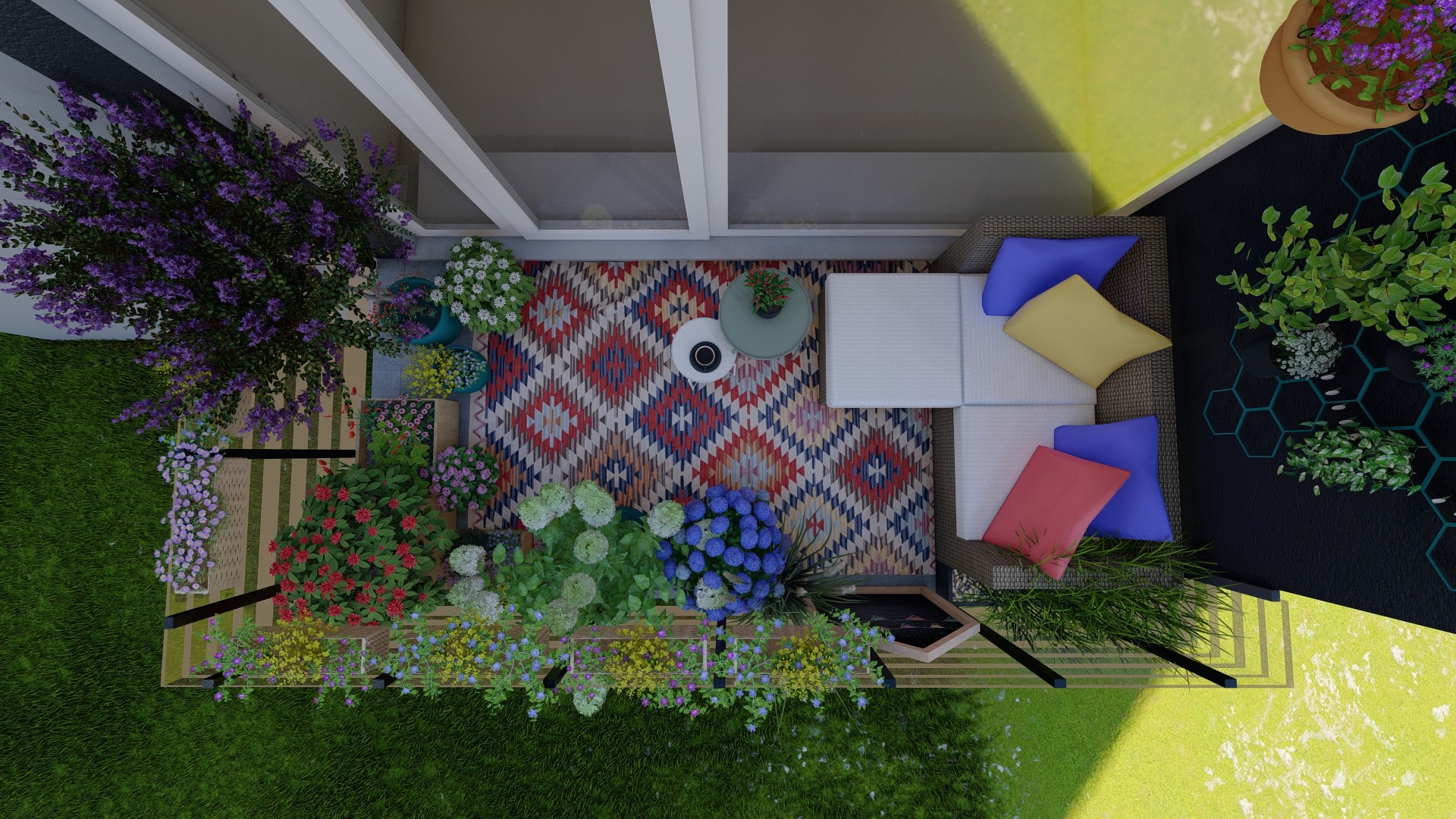 Widok z góry na zaaranżowany balkon z kolorowym dywanem, modułową sofą z poduszkami, stolikiem kawowym z filiżanką i licznymi roślinami w donicach, tworzącymi przytulną przestrzeń.