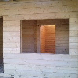 Budowa sauny fińskiej odpalanej drewnem.
Wymiary zewnetrzne 6x4m
Salon , lazenka, pokoj do saunowania i taras. 
W stanie surowym bez okien i drzwi.
Balik 140mm
