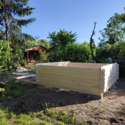 Domek drewniany 9m2 + taras
Trochę przerobiona konstrukcja barierek .
Grubość ściany 45mm.

https://www.cesar-wood.com/product-page/domek-drewniany-3-2x3-2m-taras
