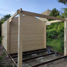 Domek drewniany 9m2 + taras
Trochę przerobiona konstrukcja barierek .
Grubość ściany 45mm.

https://www.cesar-wood.com/product-page/domek-drewniany-3-2x3-2m-taras
