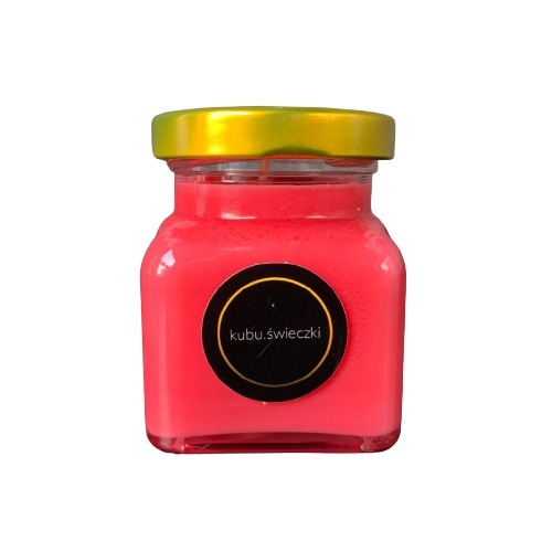 Różowa świeca w szklanym słoiczku z złotą nakrętką i czarną etykietą 'kubu.świeczki'.