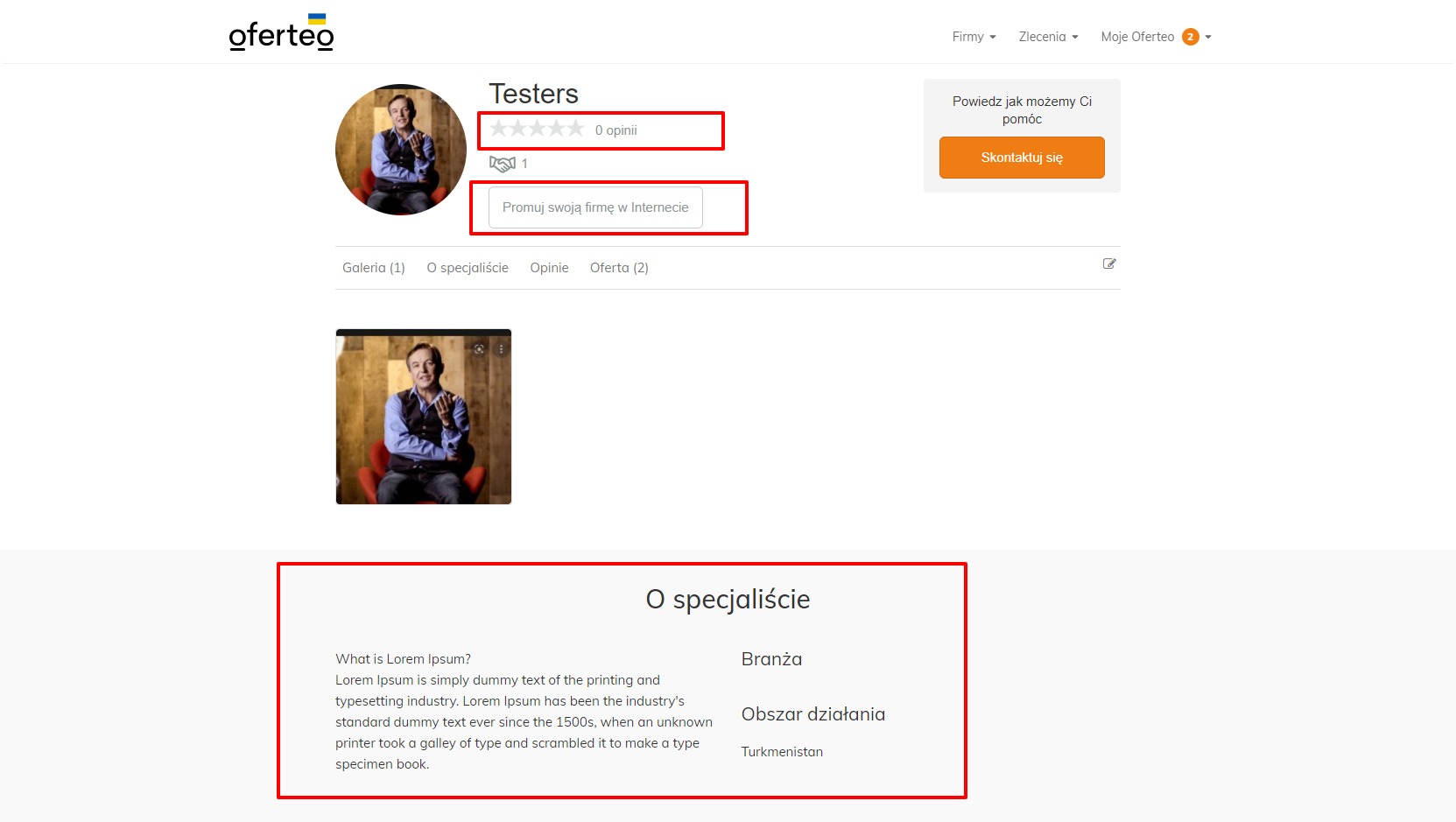 Zdjęcie profilowe mężczyzny siedzącego w czerwonym fotelu na tle drewnianej ściany, ubranego w niebieską koszulę i ciemne spodnie, uśmiechającego się i gestykulującego ręką.