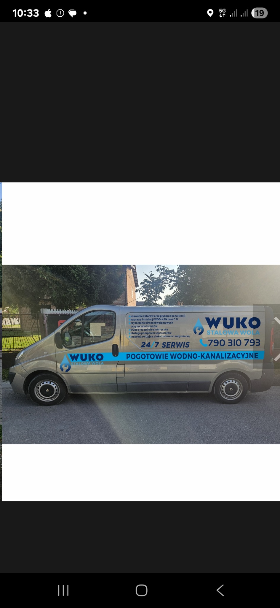 Szara furgonetka z logo WUKO Stalowa Wola, oferująca pogotowie wodno-kanalizacyjne 24/7. Widoczne hasła: usuwanie zatorów, naprawy instalacji, czyszczenie drenażów.