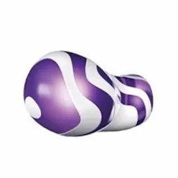 Fioletowo-biała, abstrakcyjna rzeźba w kształcie klepsydry z błyszczącą powierzchnią i wyraźnymi refleksami światła.