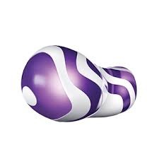 Fioletowo-biała, abstrakcyjna rzeźba w kształcie klepsydry z błyszczącą powierzchnią i wyraźnymi refleksami światła.