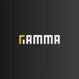 Logo 'GAMMA' z żółtym symbolem gamma w lewym górnym rogu, wykonane pikselową czcionką na ciemnoszarym tle.