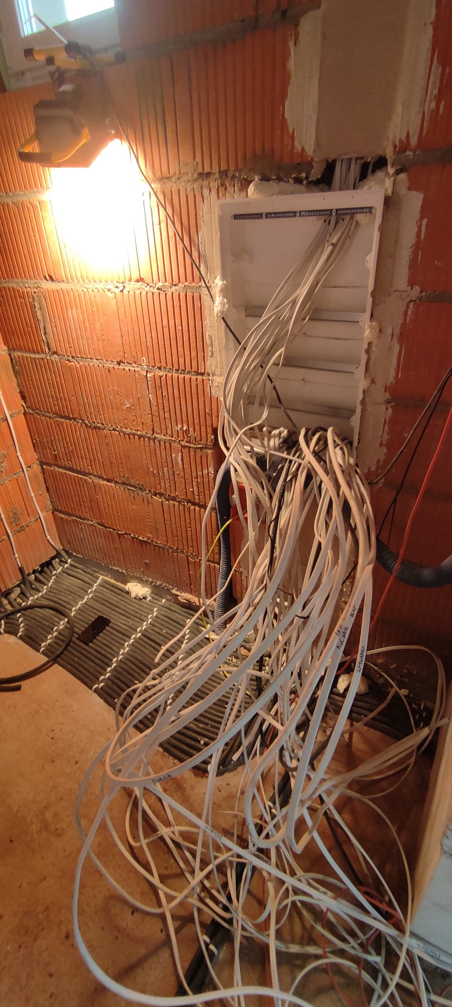 Ta sama rozdzielnica przed złożeniem