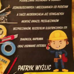 Ulotka reklamowa usług elektrycznych 24/7: podłączanie instalacji, montaż gniazd i przełączników, diagnoza i usuwanie usterek, z ilustracją elektryka w kasku i numerem telefonu.
