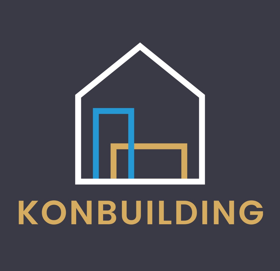Logo firmy budowlanej KONBUILDING z minimalistycznym rysunkiem domu z niebieskim i złotym prostokątem wewnątrz, na ciemnoszarym tle.