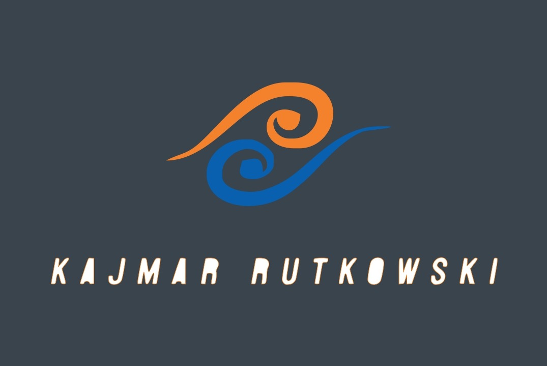 Logo firmy Kajmar Rutkowski z abstrakcyjnym symbolem w kolorach pomarańczowym i niebieskim na ciemnoszarym tle.