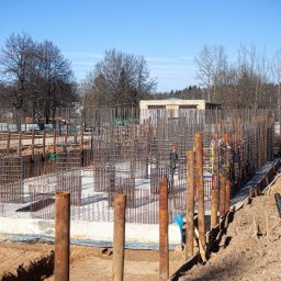 BUDTeam MARTA SZABLEWSKA - Zbrojenie fundamentów pod budowę domu w Jonkowo. Widoczne stalowe pręty tworzące szkielet konstrukcji, przygotowane do zalania betonem. Prace zbrojarskie w toku.