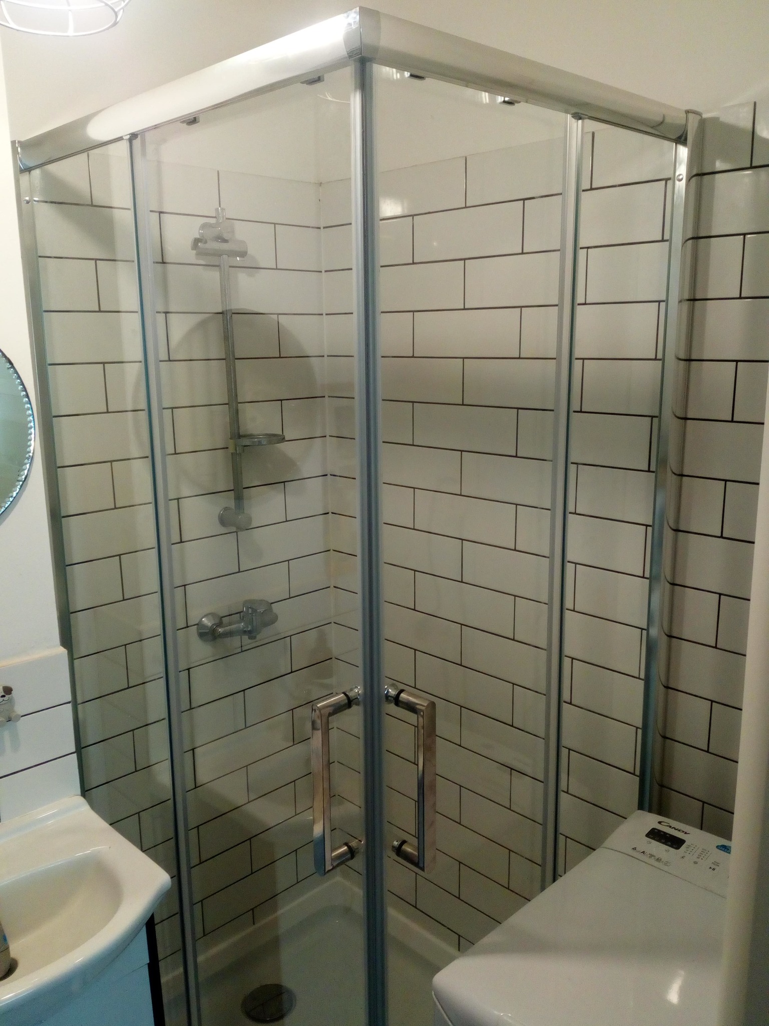 Montaż zestawu kąpielowego w trudno dostępnym miejscu.