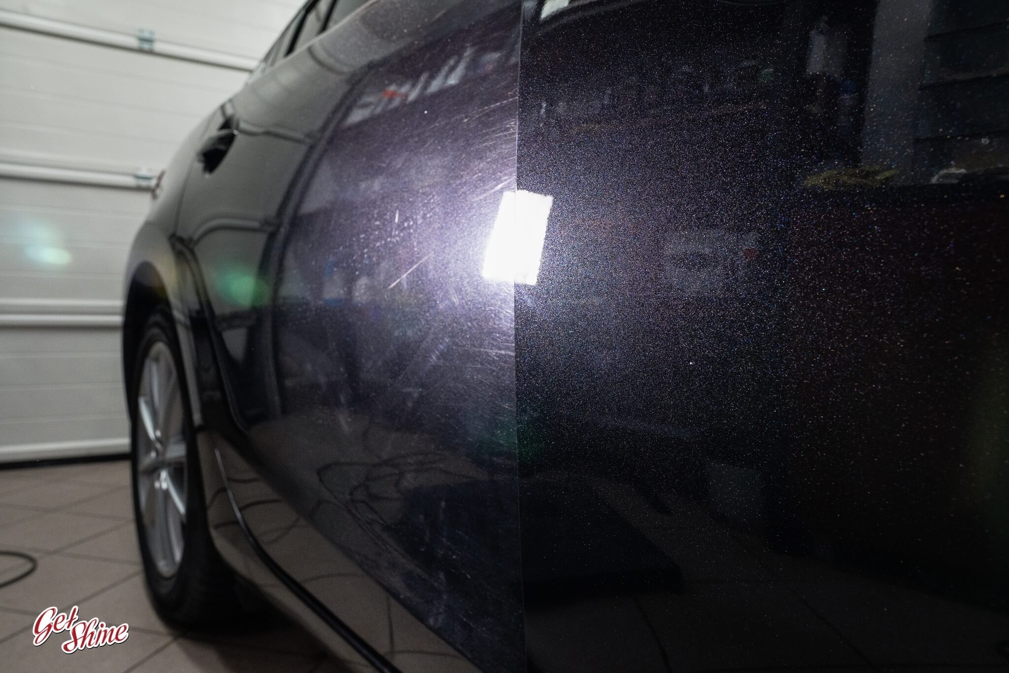 Część karoserii ciemnego samochodu, po lewej z widocznymi zarysowaniami i refleksami światła, po prawej po polerowaniu, z efektem głębi lakieru.