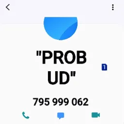 Ekran telefonu z zapisanym kontaktem 'PROB UD' i numerem 795 999 062, widoczne ikony połączenia, wiadomości i rozmowy wideo, powiadomienie o jednej nieprzeczytanej wiadomości.