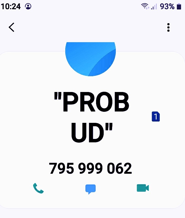 Ekran telefonu z zapisanym kontaktem 'PROB UD' i numerem 795 999 062, widoczne ikony połączenia, wiadomości i rozmowy wideo, powiadomienie o jednej nieprzeczytanej wiadomości.