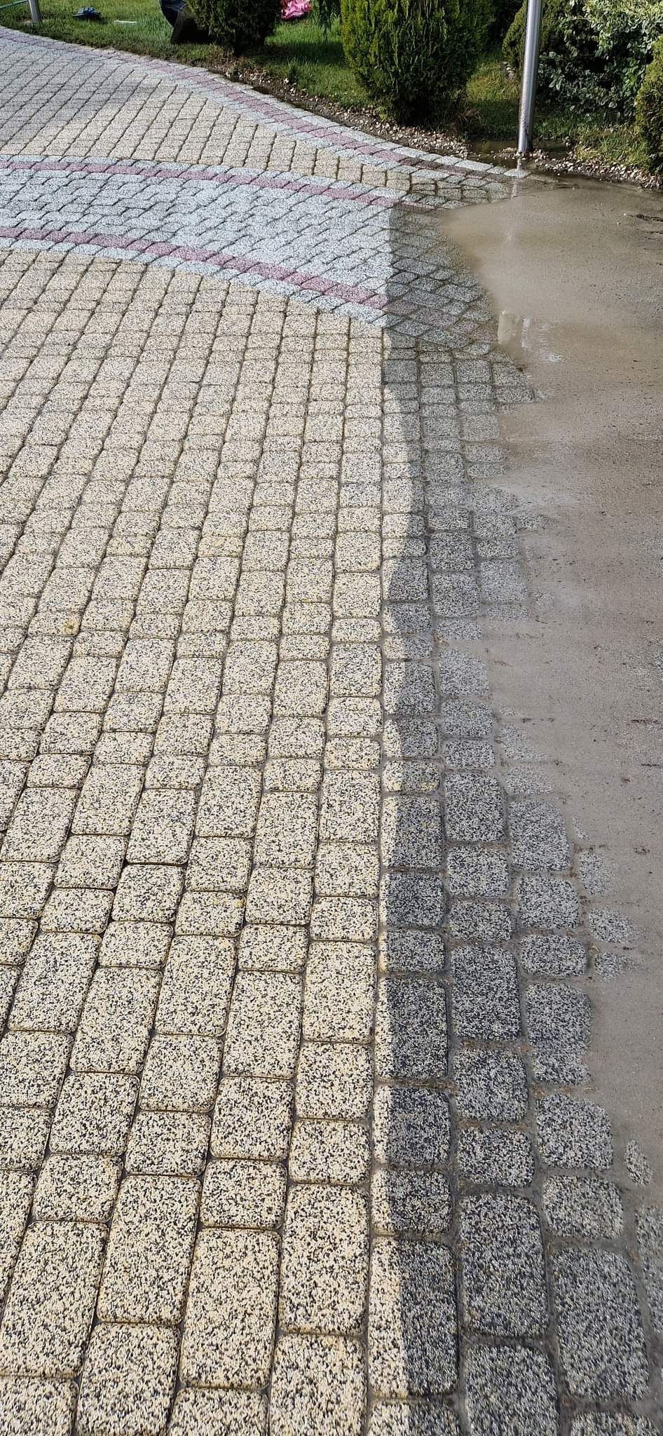 Częściowo wyczyszczona kostka brukowa, ukazująca różnicę w wyglądzie przed i po zabiegu, z widocznym mokrym obszarem po prawej stronie.