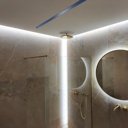Instalacja źródeł LED w łazience z zastosowaniem szczelnych profili.