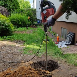 Saco Group s.c. - Budowa instalacji uziemiającej - pogrążanie prętów uziomowych.