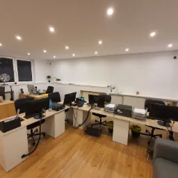 Instalacja kamer w pomieszczeniach biurowych.