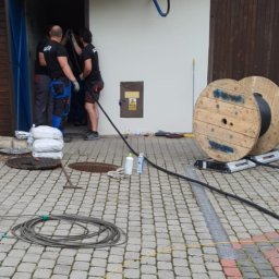 Saco Group s.c. - Prowadzenie kabli zasilających w studzienkach elektrycznych.