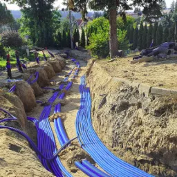 Prowadzenie linii zasilających pompy ciepła oraz głównego zasilania z przyłącza.