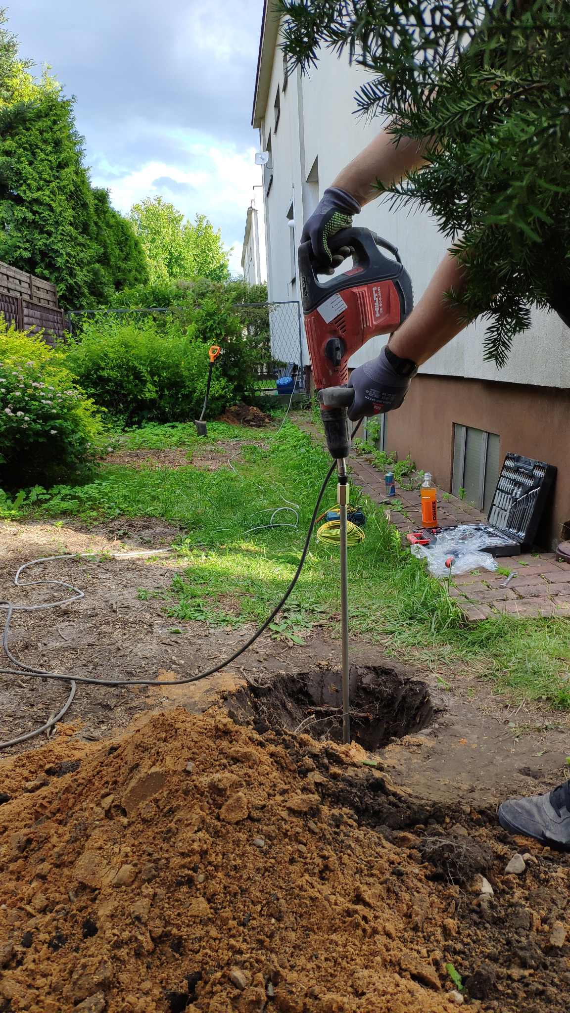 Budowa instalacji uziemiającej - pogrążanie prętów uziomowych.