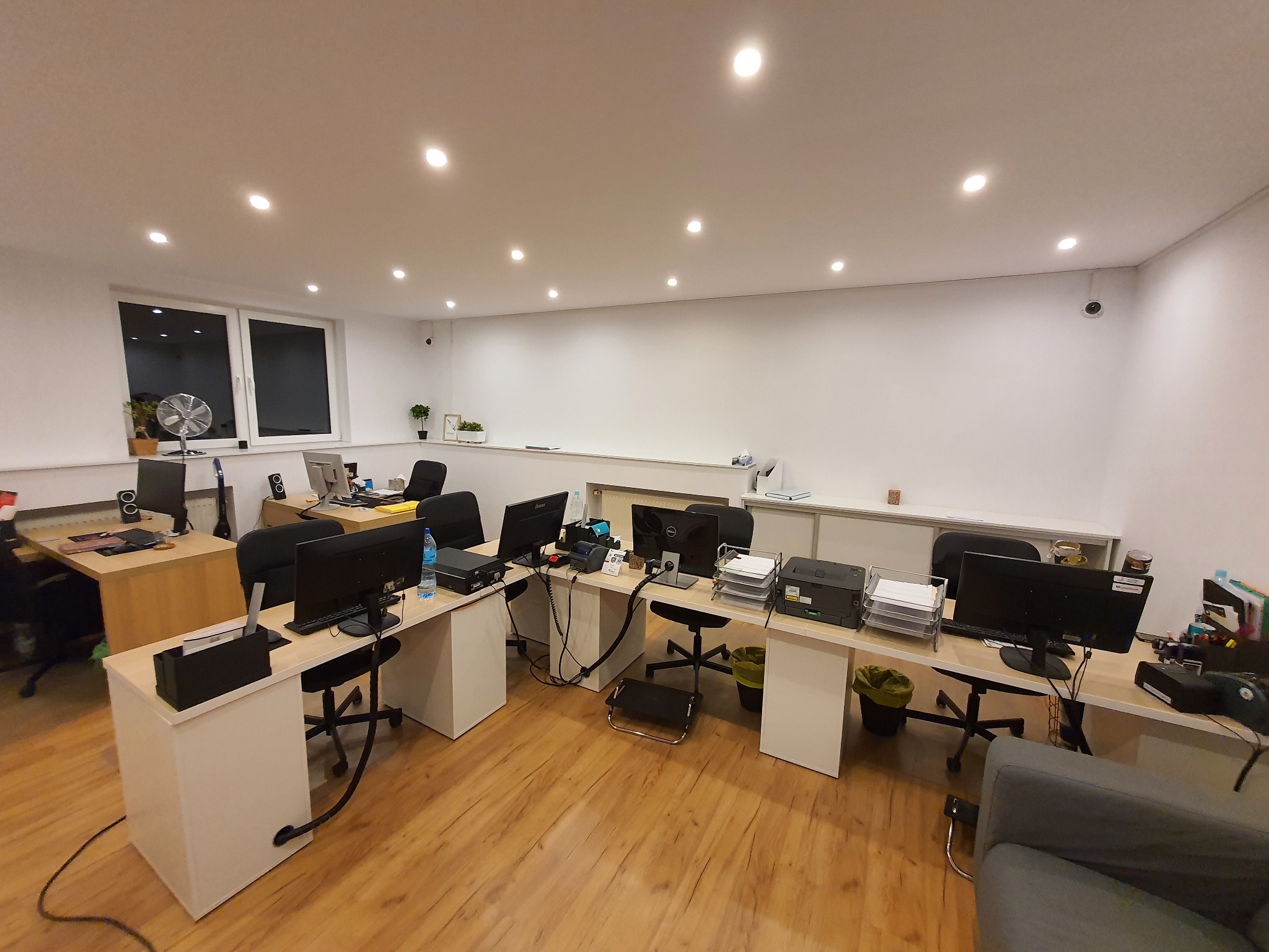 Instalacja kamer w pomieszczeniach biurowych.