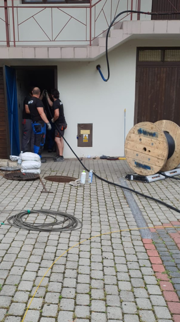 Prowadzenie kabli zasilających w studzienkach elektrycznych.