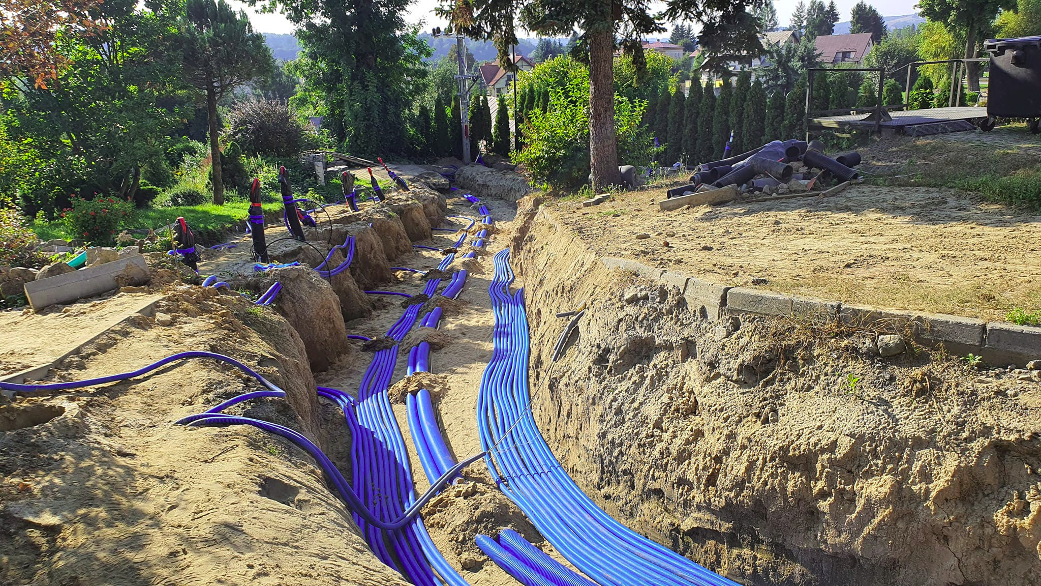 Prowadzenie linii zasilających pompy ciepła oraz głównego zasilania z przyłącza.