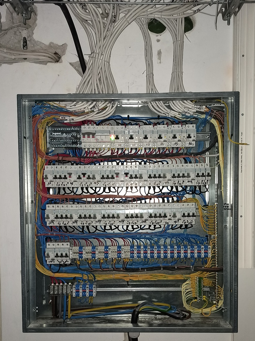 Jedna z rozdzielnic piętrowych dużego obiektu mieszkalnego.