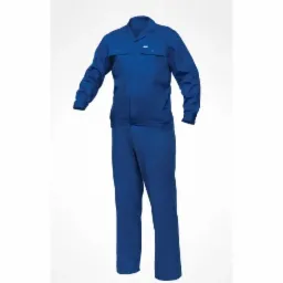 Niebieski kombinezon roboczy z długim rękawem, zapinany na zamek, z dwiema kieszeniami na piersiach, prezentowany na białym tle.