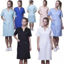 Kolaż prezentujący różne kolory i fasony damskich fartuchów medycznych z krótkim rękawem i kieszeniami, na białym tle.